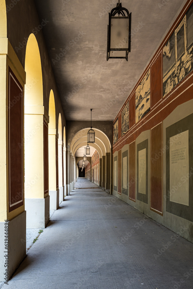 Obraz premium Promenade with long arcade columns surrounding Hofgarten Park in Munich, Germany
