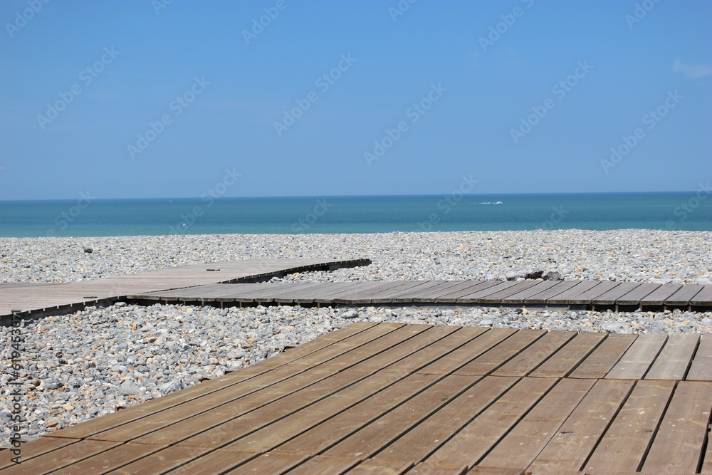 Terrasses en planches sur la plage de galets à Dieppe