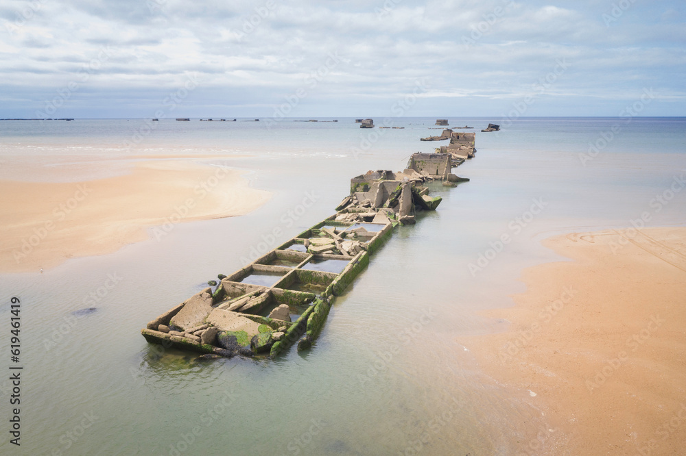 Vestige de caisson phoenix, plage Arromanches, en Normandie
