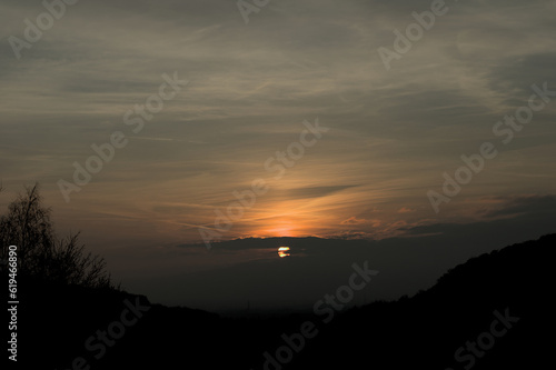 bewölkter Sonnenuntergang