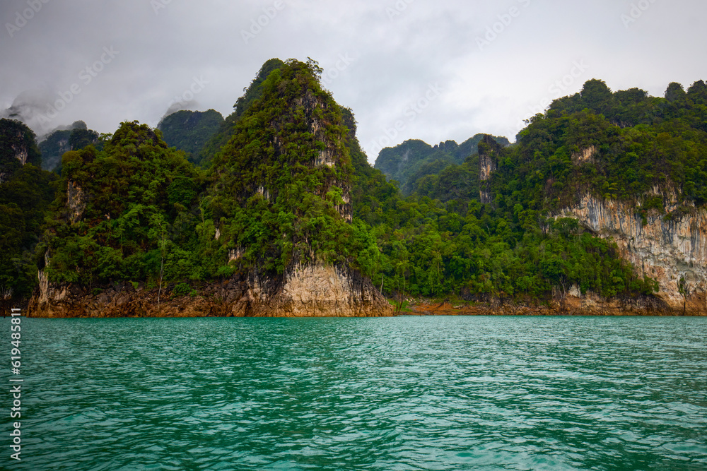 Obraz premium Landscape from Thailand, Khao Sok National Park, on a rainy day.