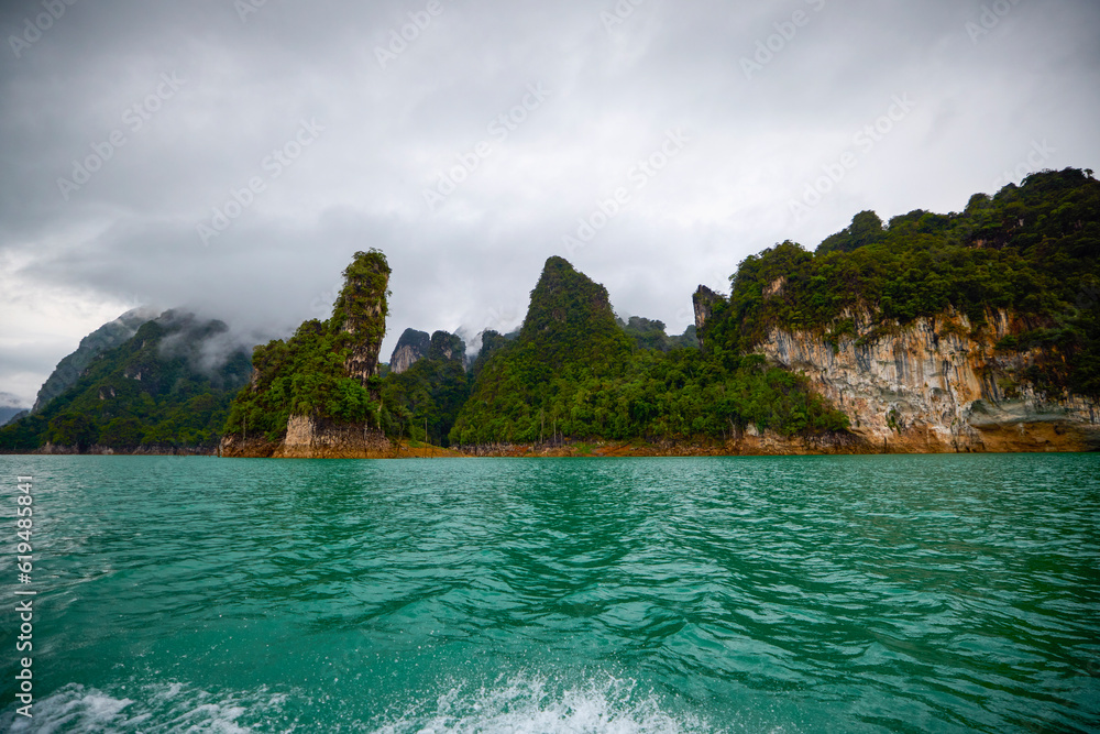 Obraz premium Landscape from Thailand, Khao Sok National Park, on a rainy day.