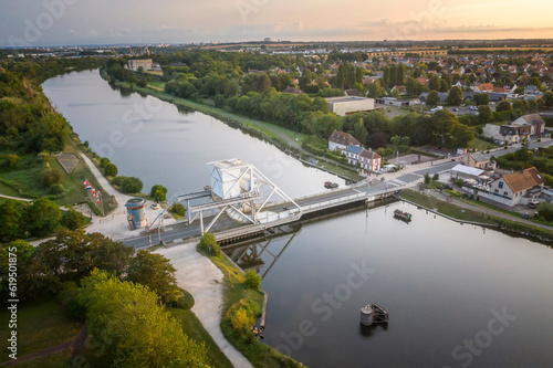 Tableau sur toile Pegasus bridge, Normandie, vue de drone sur le canal de Caen, premier poste libé