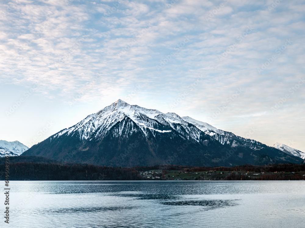 Thunersee und Niesen, Berner Oberland, Schweiz
Berg, Gipfel, Pyramide, Thun, See, Silhouette, 
