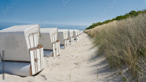 Fototapeta Naklejka Na Ścianę i Meble -  Strandkörbe an einer Düne am Strand von Kühlungsborn an der deutschen Ostseeküste