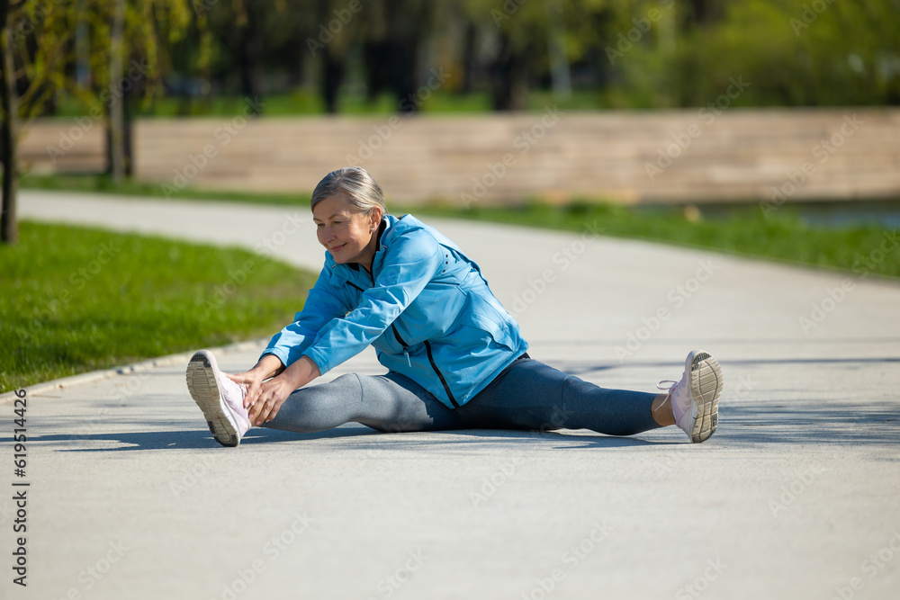 Obraz premium Mature woman exercising and looking involved