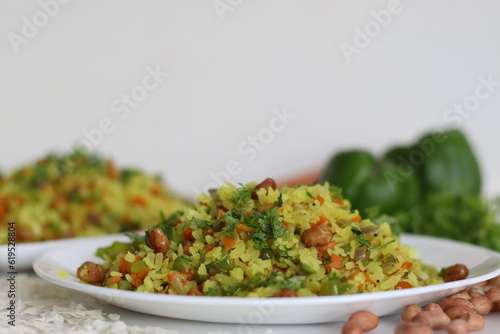 Foto Vegetable Poha is a quick breakfast or snack made of beaten rice or flattened rice along peanuts, carrots and chilies
