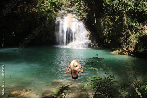 Mulher na cachoeira do Poço Azul, em Mambaí, Goiás