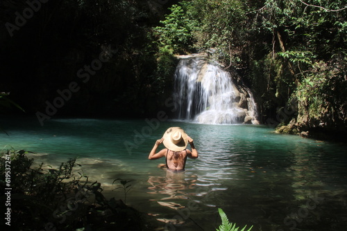 Mulher na cachoeira do Poço Azul, em Mambaí, Goiás