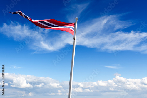 Norwegische Fahne vor Blauem Himmell mit weissen Wolken
