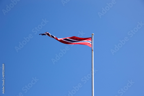 Norwegische Nationalflagge vor blauem Himmel