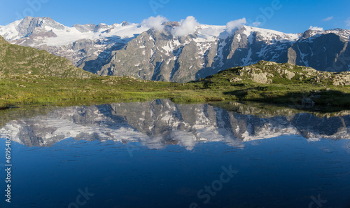 reflet des glaciers de la Meije sur un lac du plateau d'Emparis au refuge des Mouterres dans les Alpes en été 