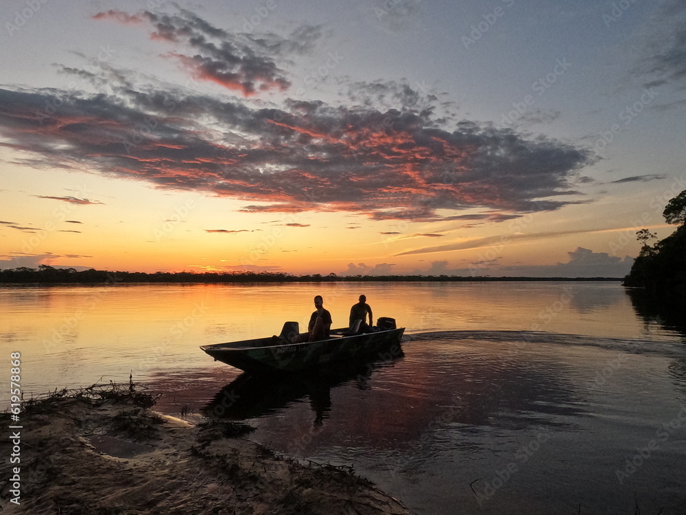 Silhueta de pessoas não identificadas no Pôr do sol no rio araguaia, no Tocantins
