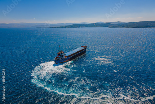 Obraz na plátne Bulk carrier ship manoeuvring in sea, Aerial view