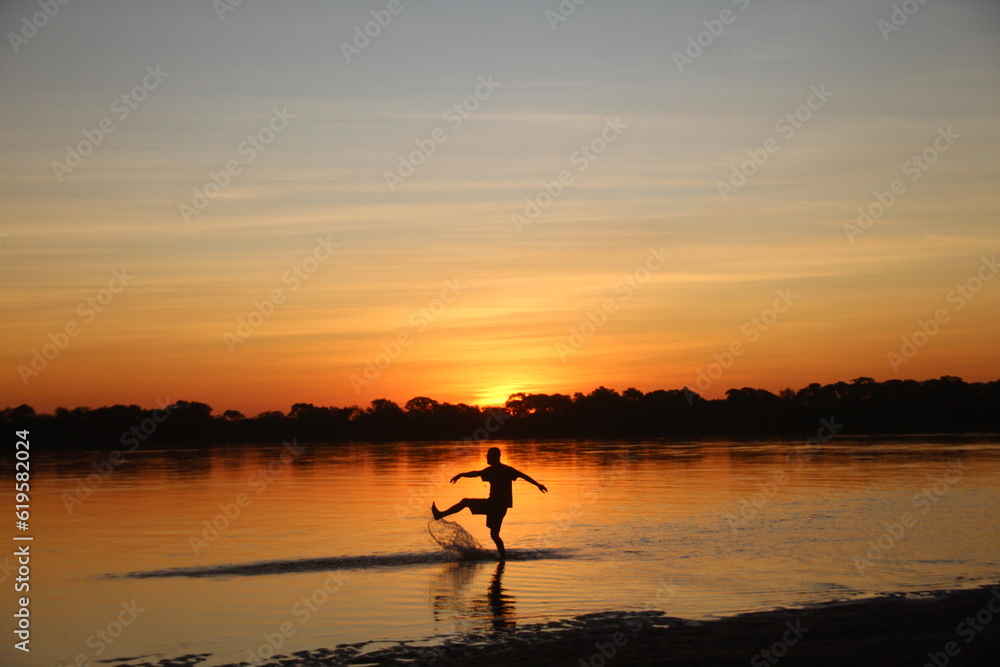 Pôr do sol no rio araguaia, no Tocantins