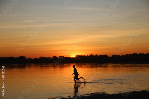 Pôr do sol no rio araguaia, no Tocantins