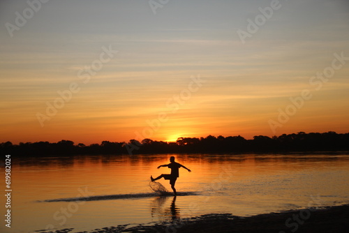 Pôr do sol no rio araguaia, no Tocantins photo