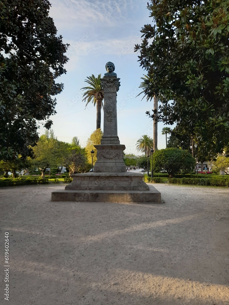 Monumento en honor de Felipe de Castro en los jardines de Noia, Galicia