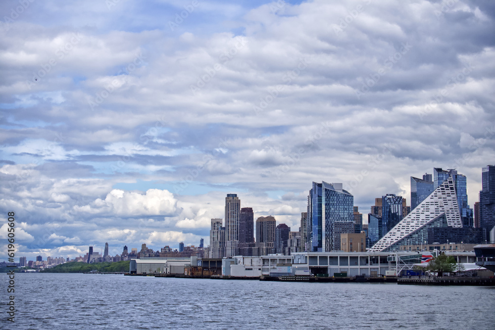 Fototapeta premium New York Skyscrapers view from the water