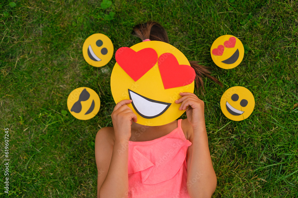 lots-of-different-emojis-to-use-in-messages-during-online-communication