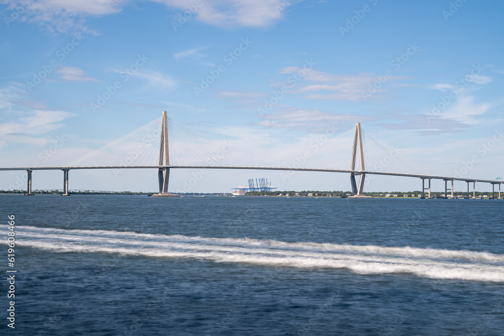 Obraz premium The Arthur Ravenel Jr Bridge in Charleston on a clear summer day.