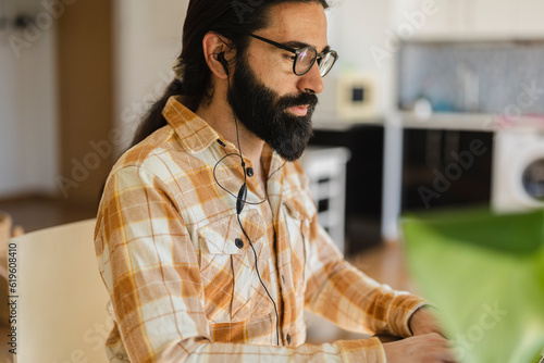 Foto concentrated middle-aged man working at home