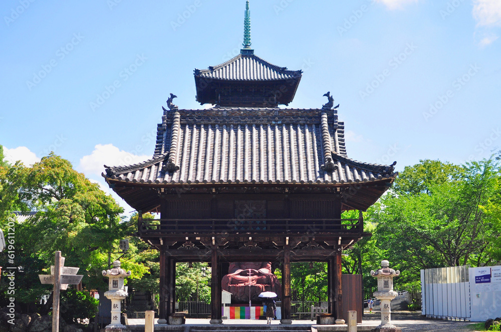 Fototapeta premium 八事山興正寺中門