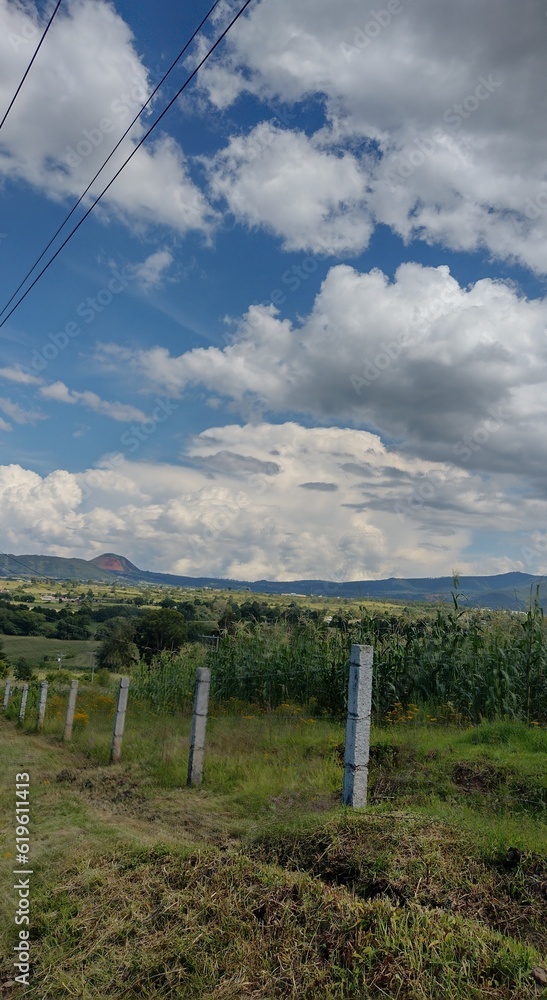 Paisajes de Pátzcuaro, Michoacán, México, en donde se observa la naturaleza, bosque, nubes, cielo azul, rayos de sol, vegetación, árboles, plantas, y en ocasiones ríos desde la carretera. 