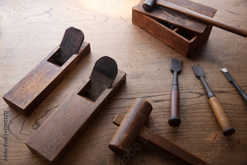 Foto Japanese wood working tools on an old rustic work table