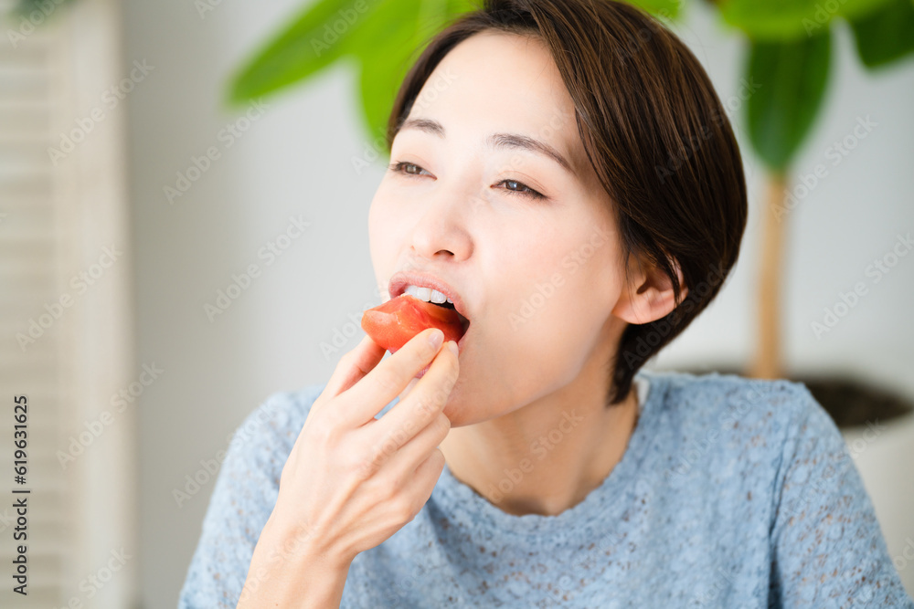 トマトを食べる若い女性 飲食イメージ
トマトを食べる若い女性 飲食イメージ