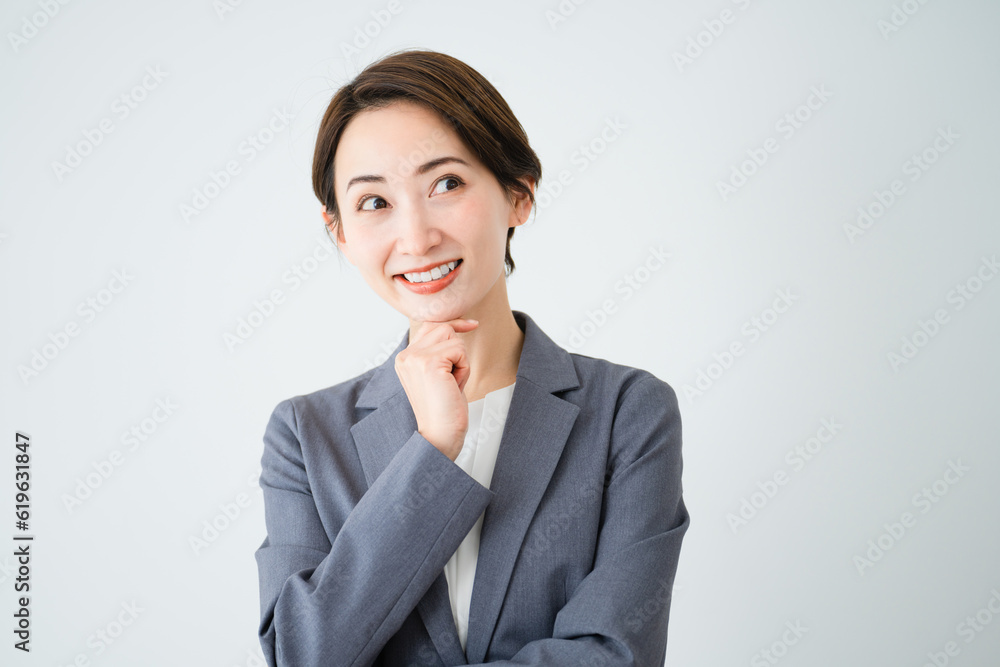 考える若い女性　ビジネスイメージ