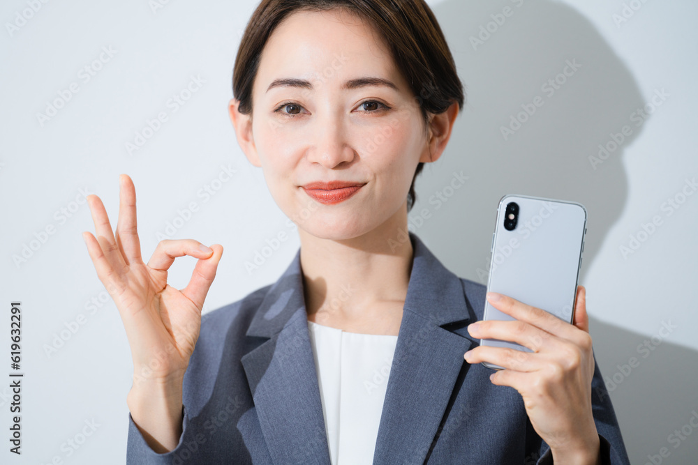 OKサインをする若い女性　ビジネスイメージ	
