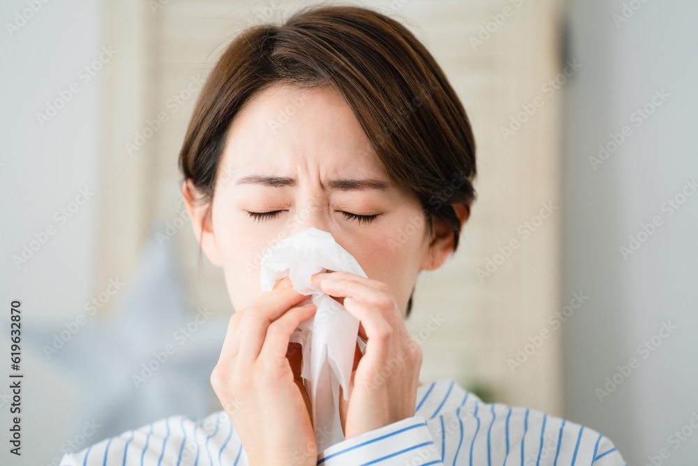 鼻炎で苦しむ若い女性 花粉症イメージ 鼻炎で苦しむ若い女性 花粉症イメージ