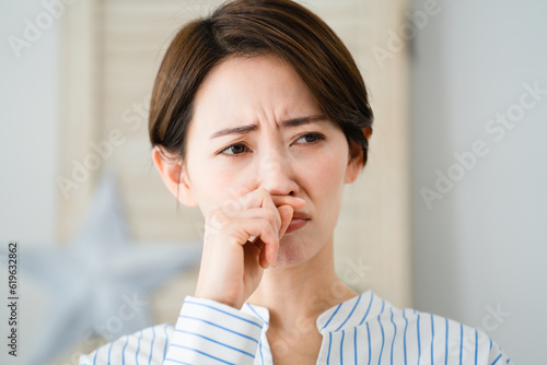 鼻炎で苦しむ若い女性　花粉症イメージ