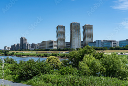 多摩川沿いの高層ビルの風景 © EISAKU SHIRAYAMA