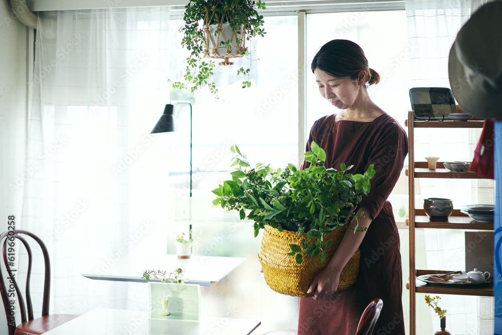ブルーベリーの花籠を抱える女性 ブルーベリーの花籠を抱える女性
