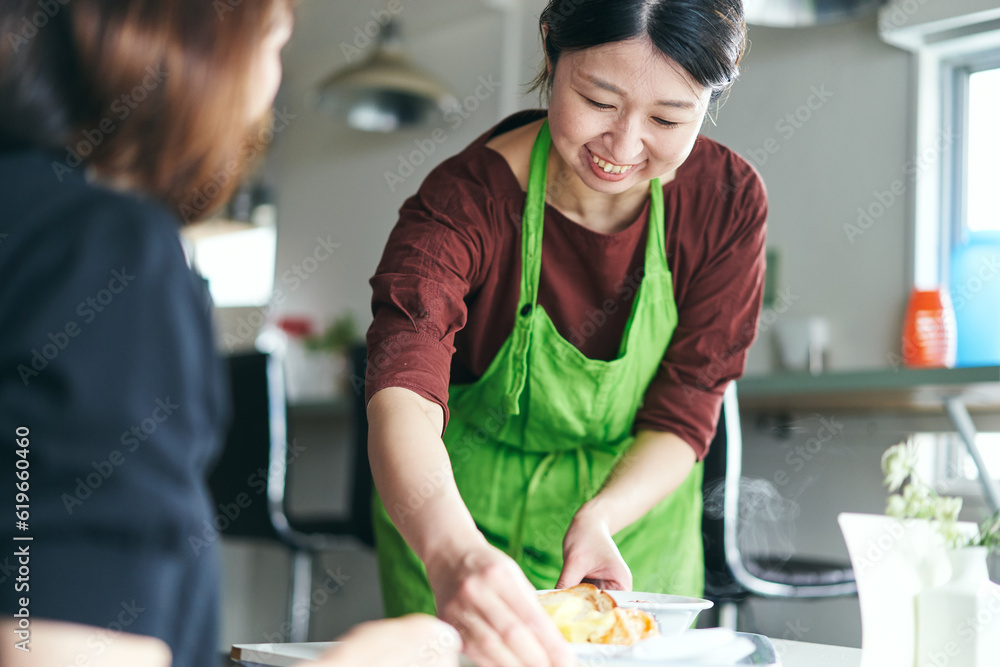 料理を提供するカフェの店員 料理を提供するカフェの店員