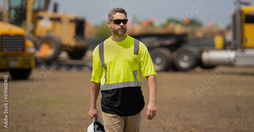Foto architect supervisor or construction engineer man with heavy machine on backgrou