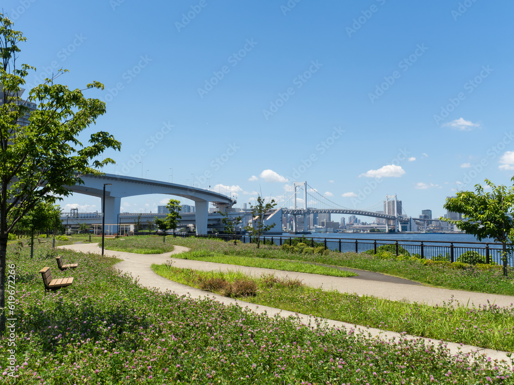 有明北緑道公園からレインボーブリッジ 快晴で気持ち良い