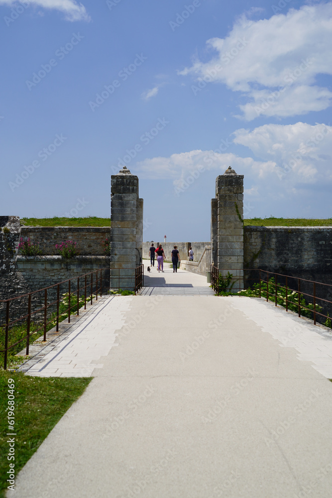 Porte de la citadelle dans les remparts à Saint-Martin-de-Ré, sur lÎle de Ré