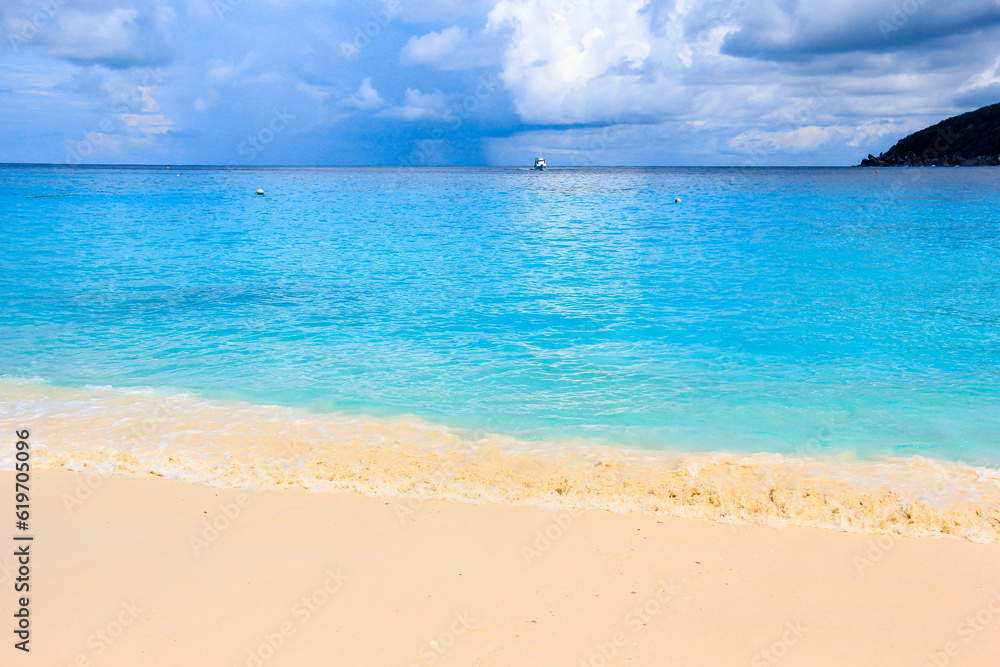 Obraz premium The image of the sea and white sand beach in Phuket is beautiful on a clear day and is a tourist destination of Thailand.