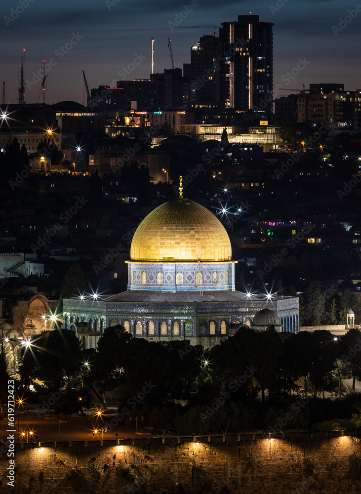 Obraz premium Dome of the rock at night in Jerusalem, Israel