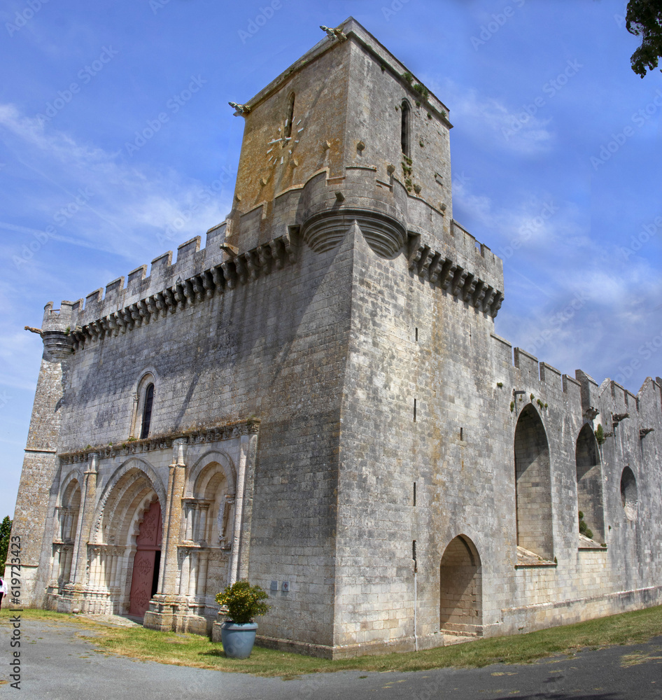 Esnandes. Eglise saint-Martin vue de l'extérieur.. Charente-Maritime. Nouvelle-Aquitaine