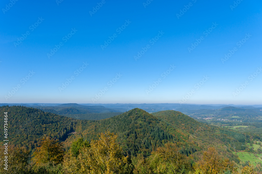 Blick von der Ruine Wegelnburg bei Nothweiler auf die Landschaft des Pfälzerwaldes. Region Pfalz im Bundesland Rheinland-Pfalz in Deutschland