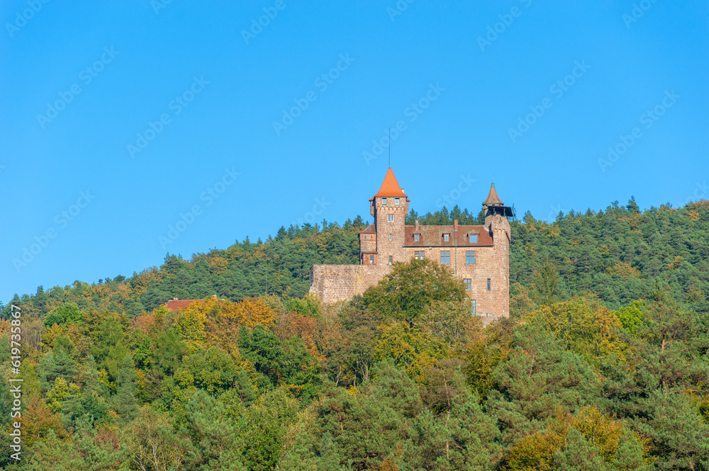 Landschaft mit Blick zur Burg Berwartstein bei Erlenbach. Region Pfalz im Bundesland Rheinland-Pfalz in Deutschland