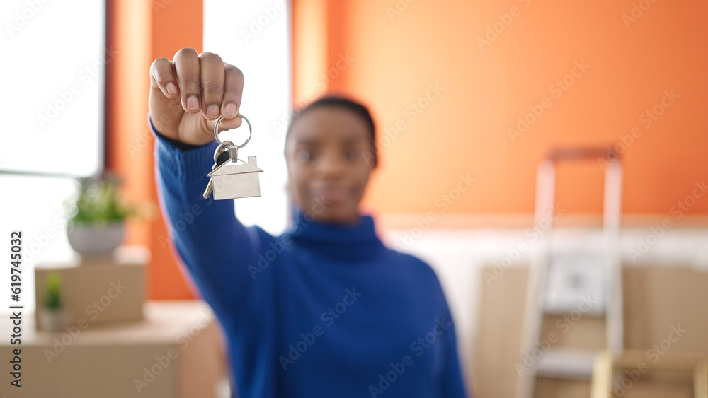 Obraz premium African american woman holding new house keys at new home