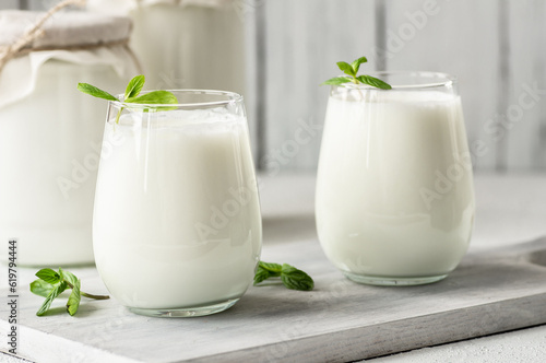 Foto Glass cup of Turkish traditional drink ayran , kefir or buttermilk made from yog