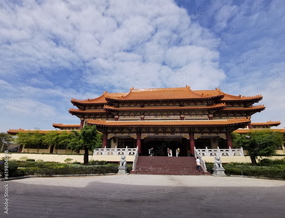 Fo Guang Shan Thaihua. Taiwanese style temple in Bangkok.Is located on Khu Bon Road, Khlong Sam Wa District, and is also called the Institute of Buddhism Theravada-Mahayana.