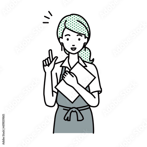 立って書類を手に持って何かひらめいたカフェ店員の女性