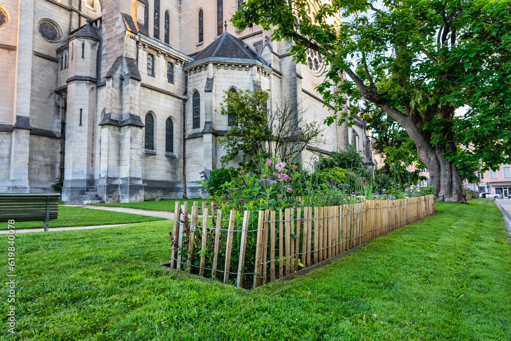 Jardines junto a la iglesia medieval de San Martin en el centro historico de Pau, Francia.